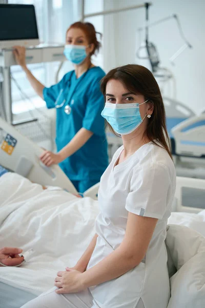 Médicos Femeninos Cerca Cama Pacientes Que Yacen Reanimación Hospital — Foto de Stock