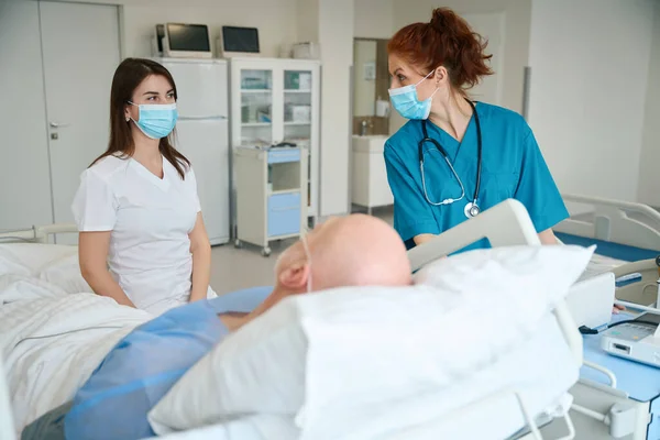 Anästhesistin Und Chirurgin Gespräch Mit Einem Älteren Patienten Der Krankenhausbett — Stockfoto