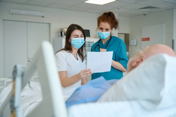 Female Surgeon Anesthetist Visiting Male Patient His Analysis Announcing Other — Stock Photo, Image