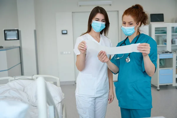 Obě Doktorky Věnují Rozhovoru Analýze Pacientů Jeho Lůžka Při Resuscitaci — Stock fotografie