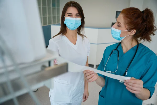 Krankenschwester Und Allgemeinmediziner Medizinischen Masken Diskutieren Die Patientenanalyse Nach Der — Stockfoto