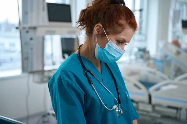 Sidovy Den Trötta Läkaren Skyddsmask Med Stetoskop Som Står Efter — Stockfoto