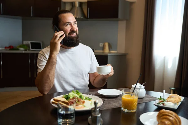 Satisfait Homme Parlant Téléphone Petit Déjeuner Plats Avec Nourriture Sur — Photo