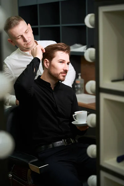 Jovem Com Xícara Café Conversando Com Barbeiro Sobre Seu Olhar — Fotografia de Stock