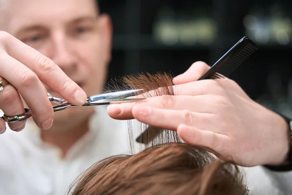 Selective Focus Hands Barber Making Trendy Haircut Visitor Using Scissors — Stock Photo, Image