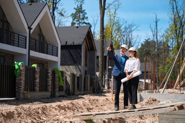 Hombre Desarrollador Casas Haciendo Preguntas Mujer Arquitecto Jefe Sobre Construcción — Foto de Stock