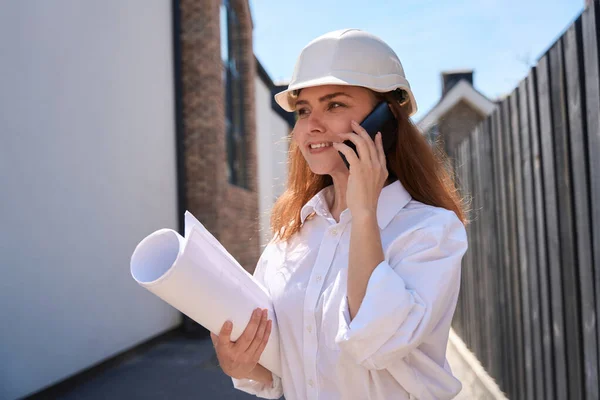 Zelfverzekerde Vrouw Kadastrale Dienst Werknemer Praten Telefoon Met Papieren Blauwdrukken — Stockfoto