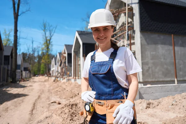 機械ベルトに手を握る堅く 保護手袋の笑顔の女性建築エンジニア 構造現場の仕事を始める準備ができて — ストック写真