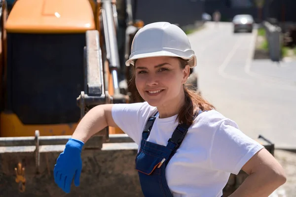 Lachende Vrouw Bulldozer Operator Leunend Mes Rusten Tijdens Harde Werkdag — Stockfoto