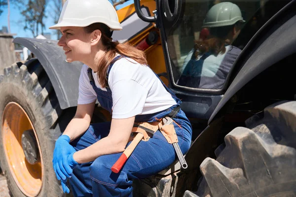 Close Glimlachende Vrouw Bulldozer Operator Uniform Rustend Treden Bouwers Het — Stockfoto
