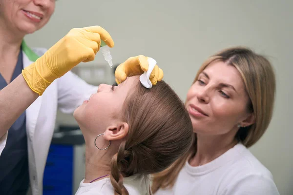 Doktor Göz Doktoru Çocukların Annesinin Yanına Kızların Gözüne Ilaç Enjekte — Stok fotoğraf