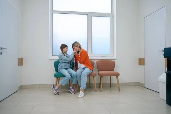 Flicka Med Sin Mamma Sitter Fåtöljer Ljus Sjukhuskorridor Kvinna Kysser — Stockfoto