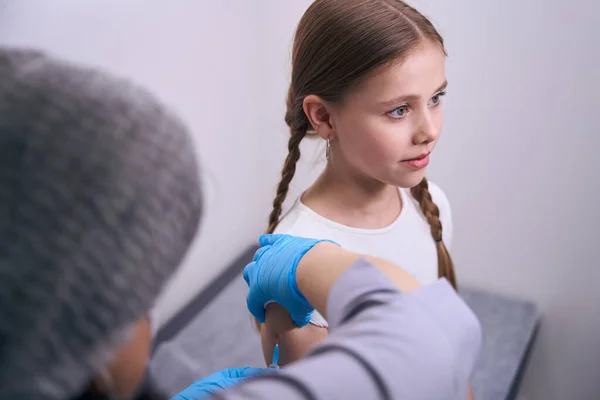 Dítě Injekční Místnosti Dostává Injekci Paže Lékař Používá Tenkou Jehlu — Stock fotografie