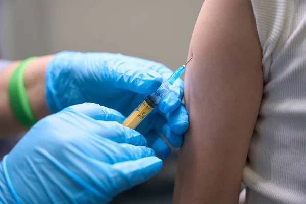 Patienten Injektionsrummet Får Profylaktisk Inokulering Armen Läkaren Använder Tunn Nål — Stockfoto