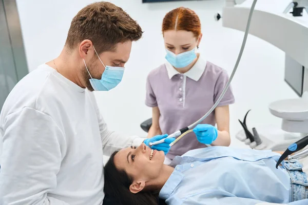 Dentista Profissional Uniforme Conversando Com Cliente Feminino Durante Tratamento Dos — Fotografia de Stock