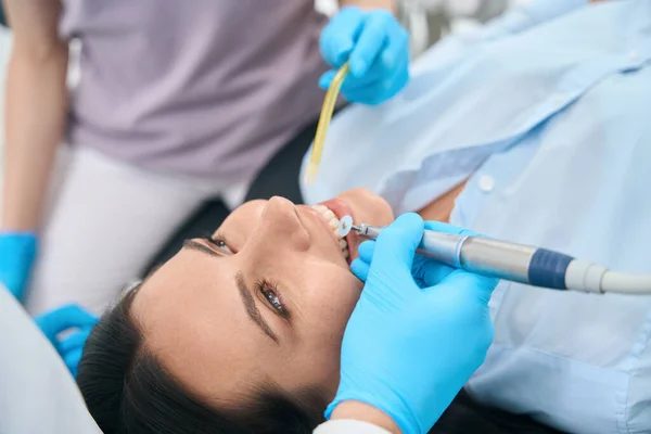 Estomatologista Qualificado Alisando Bordas Irregulares Dente Paciente Feminino Após Enchimento — Fotografia de Stock