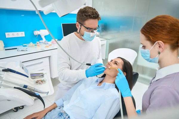 Equipe Profissional Stomatologist Que Trata Dentes Cliente Fêmea Técnico Dental — Fotografia de Stock