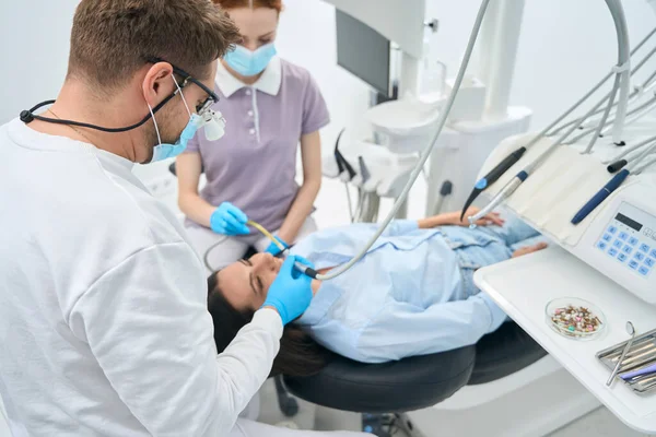Müşteri Diş Tedavisi Protez Üzerinde Çalışan Yüksek Nitelikli Stomatolog Diş — Stok fotoğraf