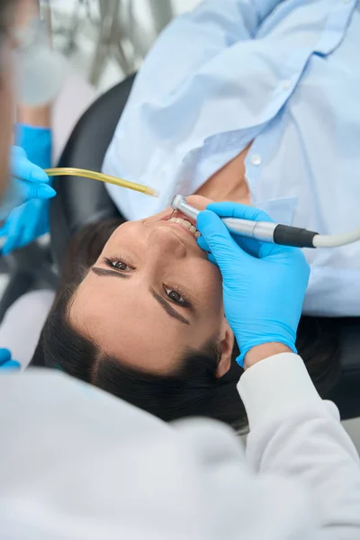 Técnico Dental Vista Superior Usando Taladro Dental Tratando Dientes Clientes —  Fotos de Stock