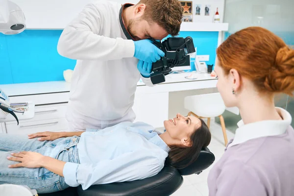 Tandtekniker Som Gör Bild Klienter Tänder Med Hjälp Bärbar Röntgenkamera — Stockfoto