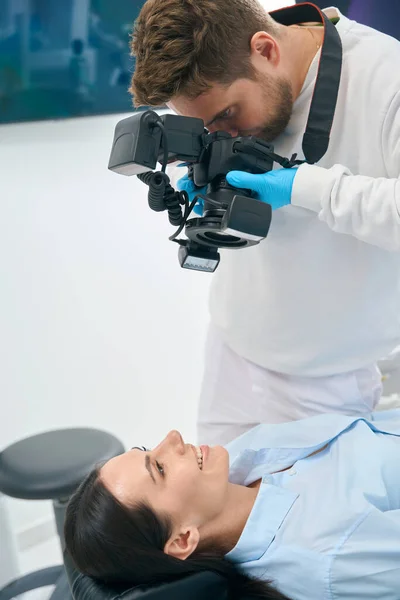 Tandtekniker Som Använder Professionell Utrustning För Att Göra Röntgenbild Klienttänder — Stockfoto