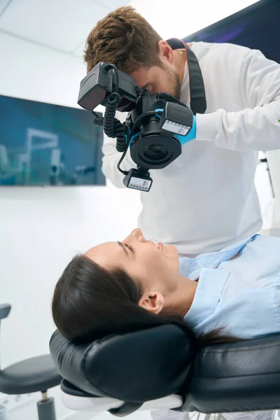 Close Stomatologist Using Professional Portable Ray Camera Make Image Clients — Stock Photo, Image
