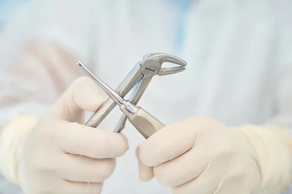 Dentista Segura Sua Mão Uma Ferramenta Especial Para Remoção Dentes — Fotografia de Stock