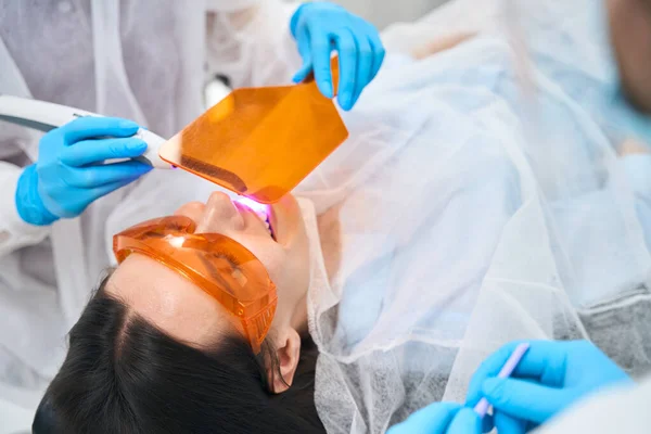 Asistanın Yardımıyla Diş Hekimi Hastanın Dişini Doldurur Asistan Koruyucu Bir — Stok fotoğraf