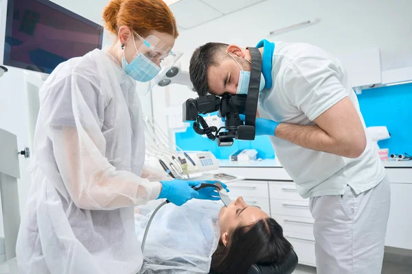 Kvinnlig Patient Receptionen Tandläkarmottagningen Läkare Med Hjälp Assistent Fotograferar Tänderna — Stockfoto