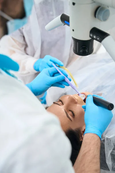 Kvinnlig Patient Ligger Tandstol Tandläkare Behandlar Hennes Tand Ett Mikroskop — Stockfoto
