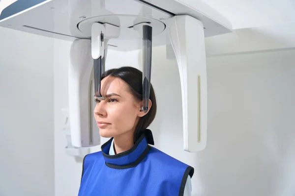 Brunette Woman Diagnostic Procedure Ray Room Protective Apron Patient — Stock Photo, Image