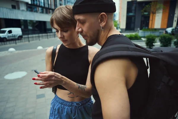 Modieuze Man Vrouw Browsen Mobiele Telefoon Samen Terwijl Staan Stedelijke — Stockfoto