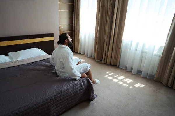 Orta Yaşlı Bir Otel Misafiri Büyük Bir Yatakta Rahat Bir — Stok fotoğraf