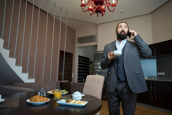 Homme Parle Téléphone Pendant Petit Déjeuner Table Est Prête Pour — Photo