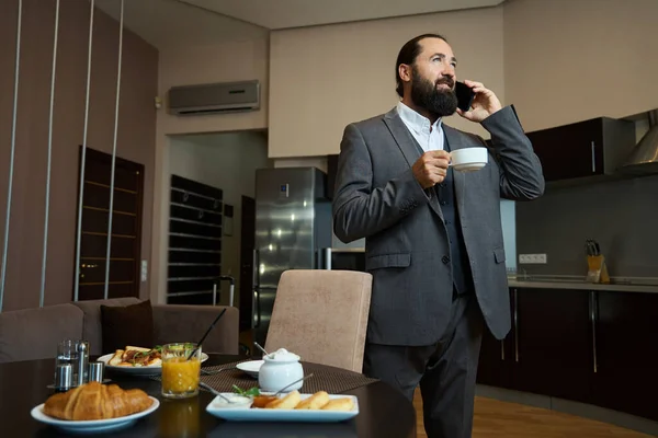 Männchen Steht Tisch Mit Telefon Und Kaffee Der Tisch Ist — Stockfoto