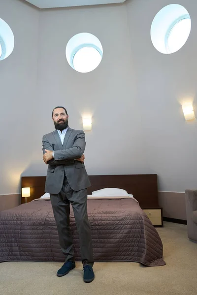 Takım Elbiseli Bir Otel Müşterisi Yatak Odasını Inceliyor Odanın Pencereleri — Stok fotoğraf