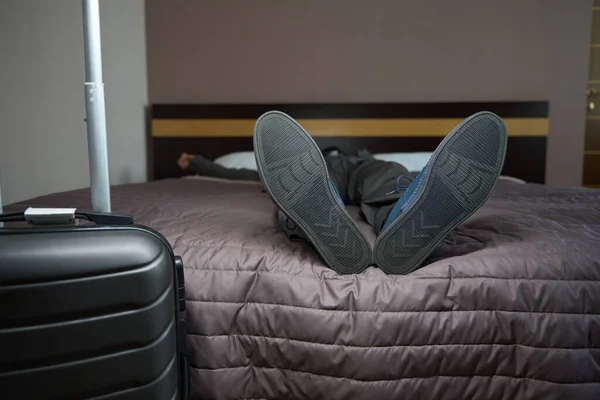 Yorgun Gezgin Yoldaki Ayakkabılarıyla Otel Odasındaki Büyük Bir Yatakta Seyahat — Stok fotoğraf