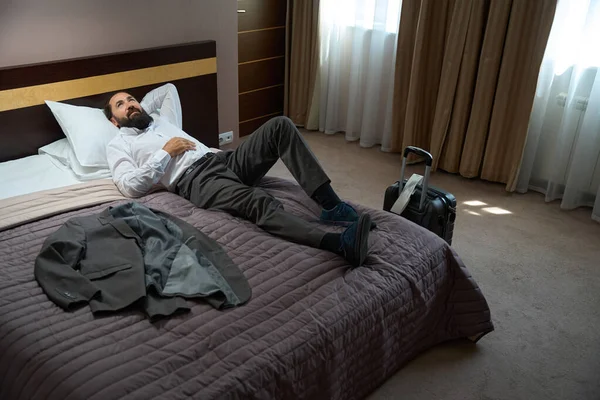Yalnız Gezgin Yumuşak Yastıklara Uzanıp Dinleniyor Oda Temiz Rahat — Stok fotoğraf