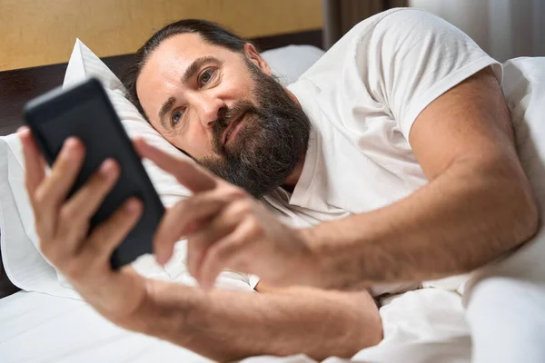 Awakened Man Reads News His Mobile Phone Has Well Groomed — Stock Photo, Image