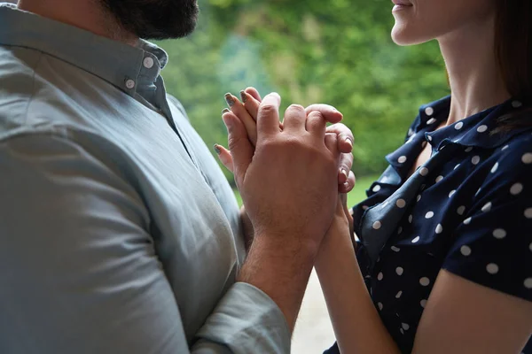 Mann Und Frau Halten Sich Zärtlich Den Händen Sie Stehen — Stockfoto