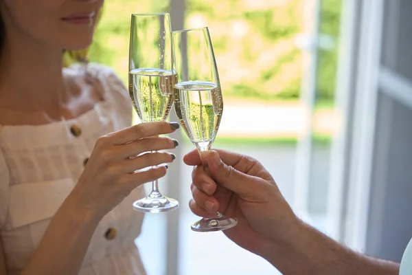 Cropped View Young Woman Beautiful Manicure Clinking Wineglasses Her Man — Stock Photo, Image