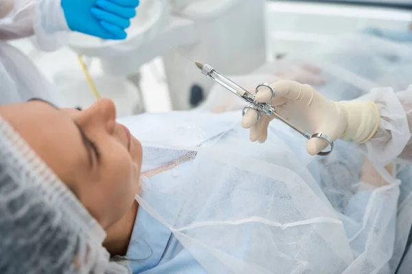 Jeune Patient Est Situé Dans Une Chaise Dentaire Médecin Tient — Photo