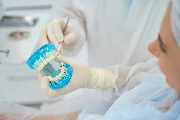 Médico Ortodontista Mostra Paciente Modelo Com Implantes Dentários Folheados Médico — Fotografia de Stock
