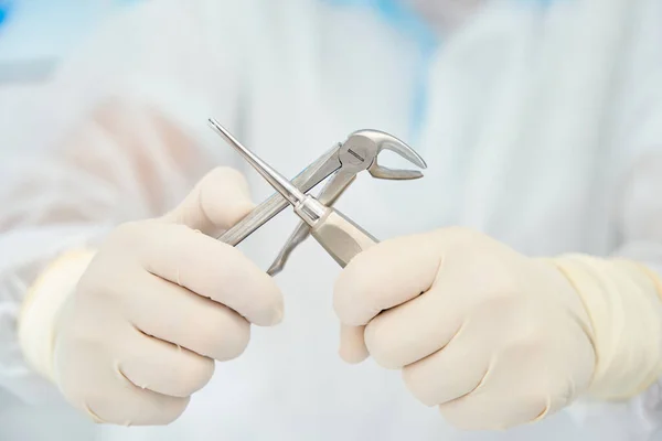 Mens Houdt Zijn Hand Speciale Tandheelkundige Instrumenten Voor Tand Extractie — Stockfoto