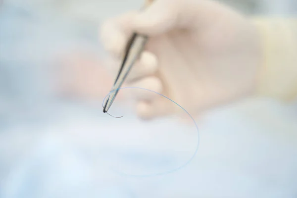 Surgeon Holds His Hand Surgical Needle Material Suturing Postoperative Wound — Stock Photo, Image