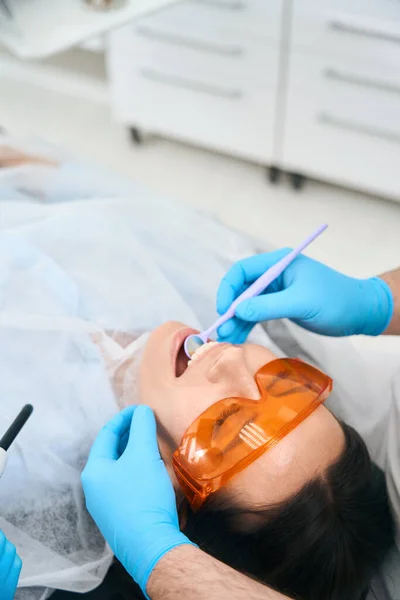 Dentista Consultorio Dental Pone Relleno Fotopolímero Una Mujer Morena Una —  Fotos de Stock