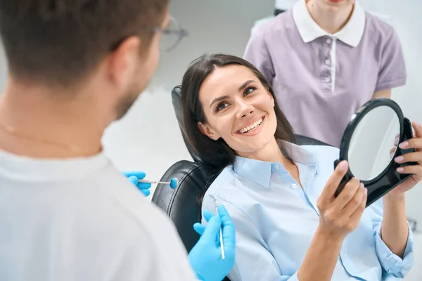 Lycklig Kvinna Tacksam Mot Sin Tandtekniker Läkare För Hälsosamt Leende — Stockfoto
