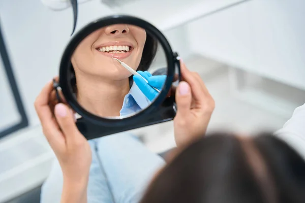 Dentista Usando Sonda Foice Para Mostrar Mulher Área Problema Paciente — Fotografia de Stock