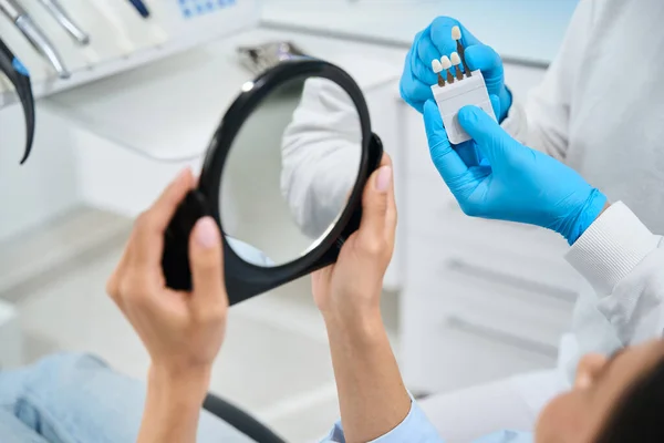 Técnico Dentário Close Escolhendo Cor Adequada Das Próteses Dentárias Sugerindo — Fotografia de Stock