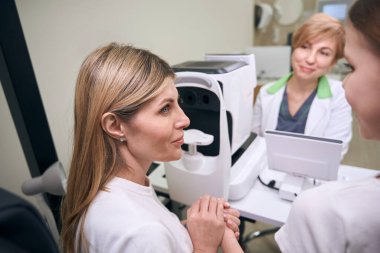 Annem kızlarını göz doktorunun muayenehanesinde tutuyor. İş yerinde hoş bir doktor.